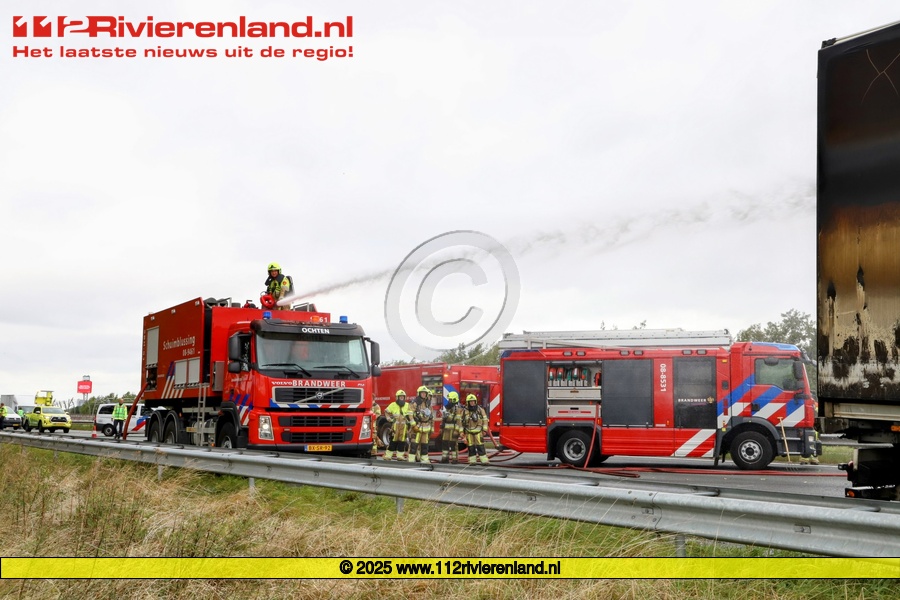 Vrachtwagen met fruit brandt uit in Echteld