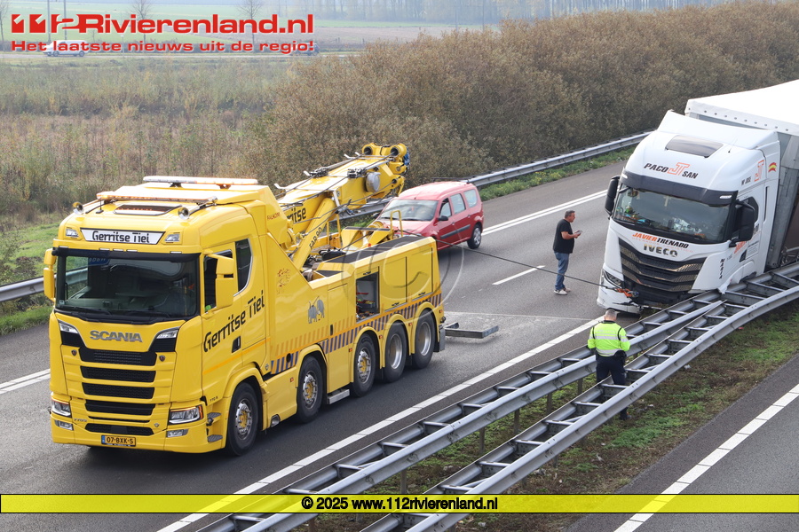 Vrachtwagen tegen vangrail op de A15