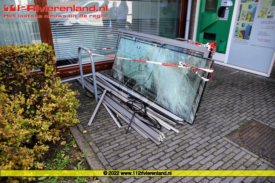 112Rivierenland Culemborg Auto Rijdt Apotheek Binnen 112Rivierenland Culemborg Auto Rijdt Apotheek Binnen