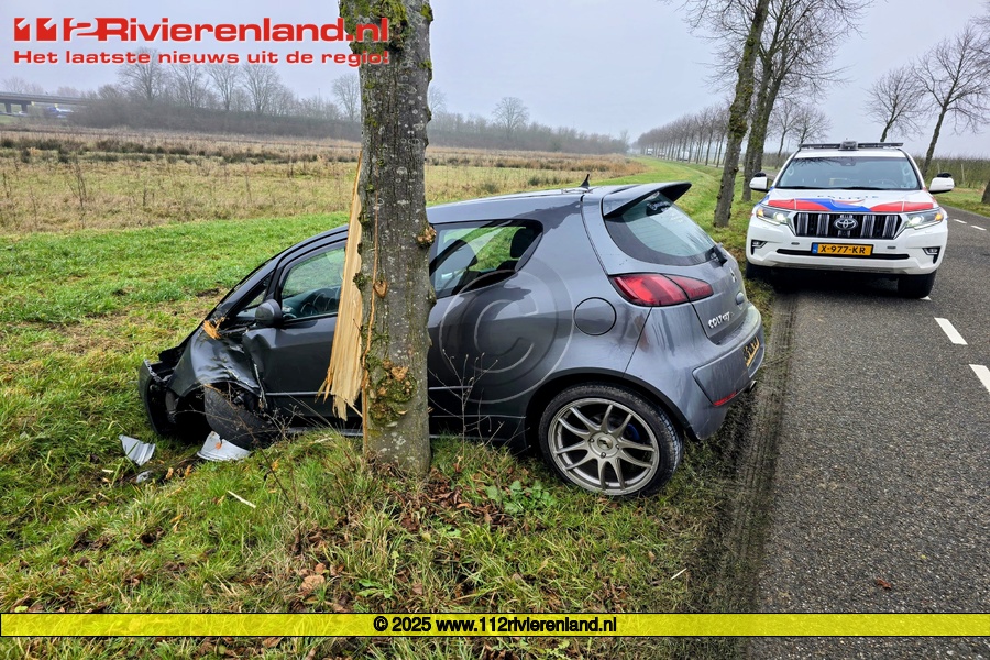 112Rivierenland Wadenoijen Auto Botst Tegen Boom 112Rivierenland Wadenoijen Auto Botst Tegen Boom